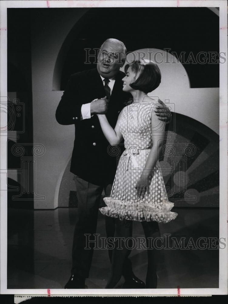 1966 Press Photo John Banner Actor Vikki Carr Actress John Gary Show TV - Historic Images