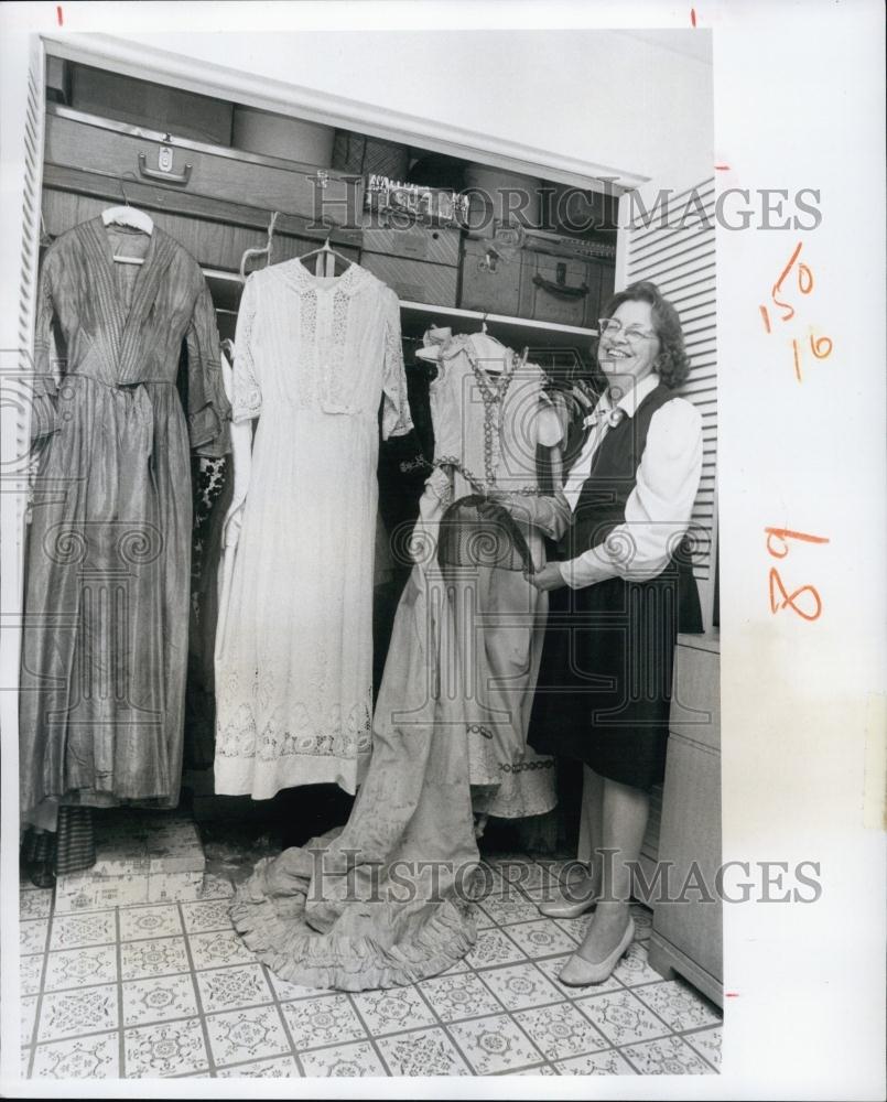 1976 Press Photo Antique Dress Collector Mrs Cicely Post - RSL65161 - Historic Images