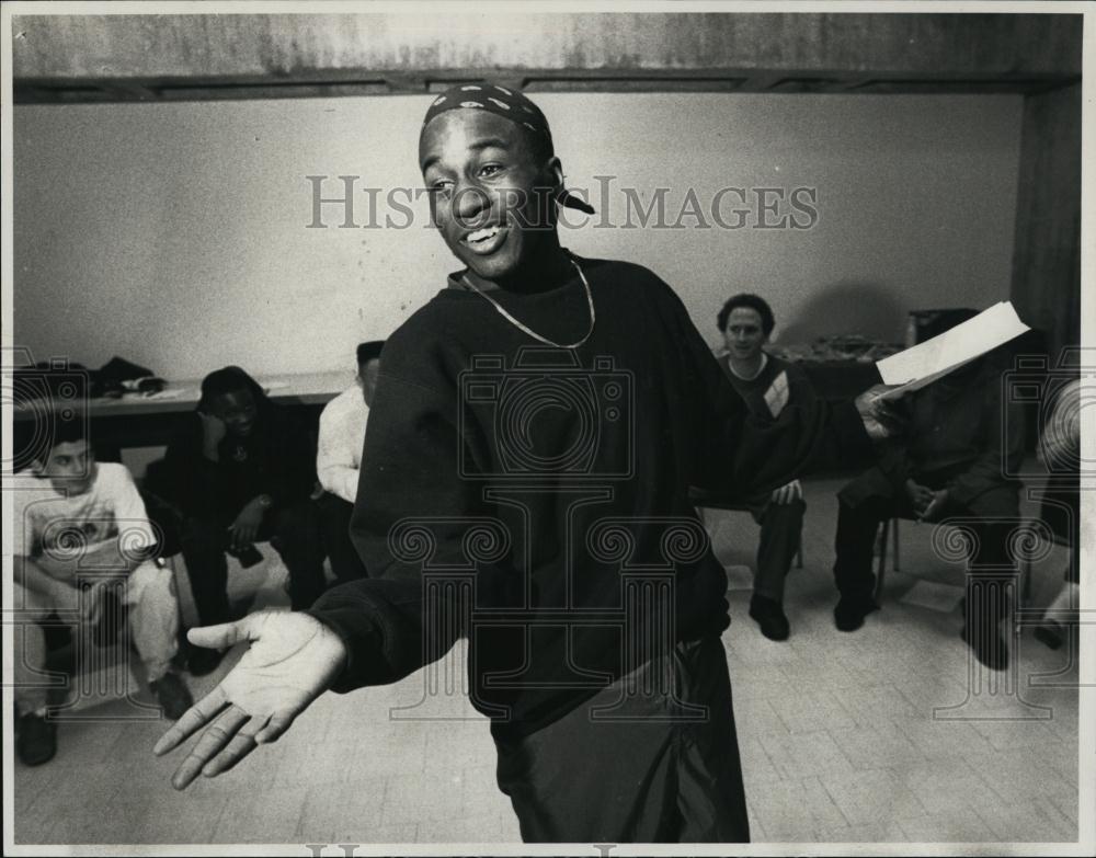 1992 Press Photo Jermaine Works talks w/ members of Boston Youth Congress - Historic Images