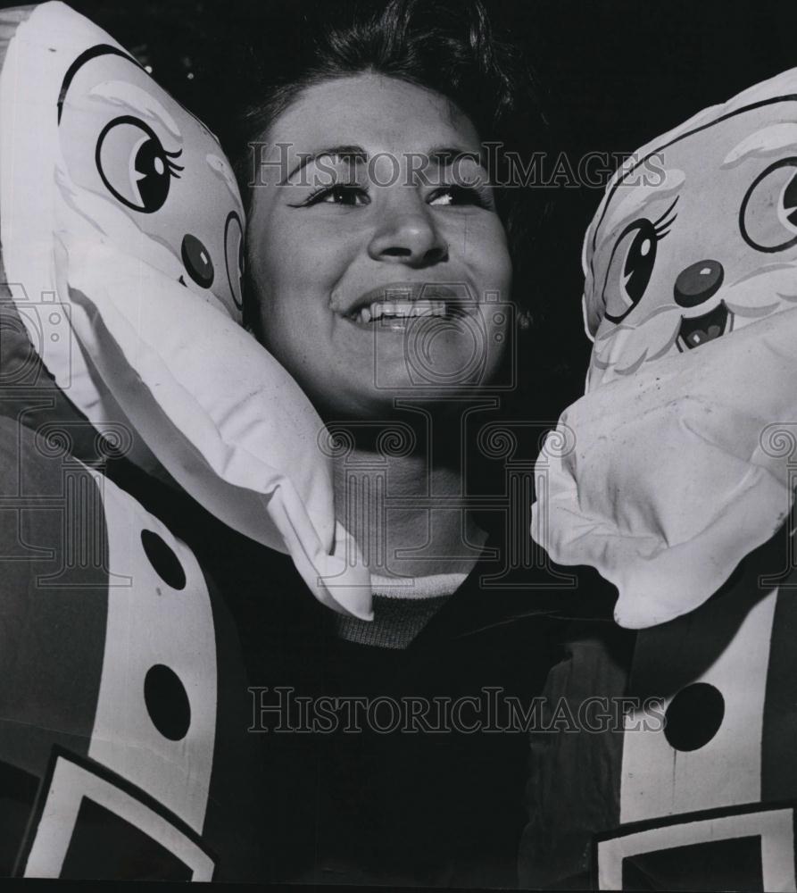 1964 Press Photo Nash model, Leslie Marlow & some Santa dolls - RSL79099 - Historic Images