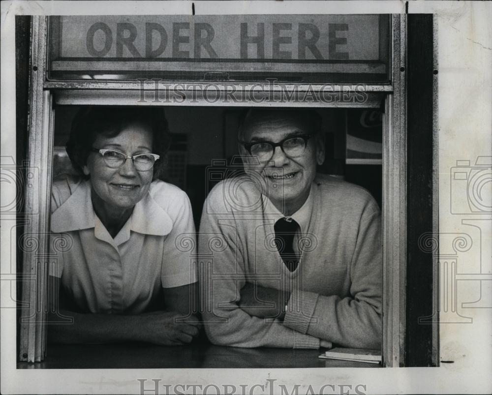 1976 Press Photo Dean and Hazel Triplett of Triplett&#39;s Drive-In, St Petersburg - Historic Images