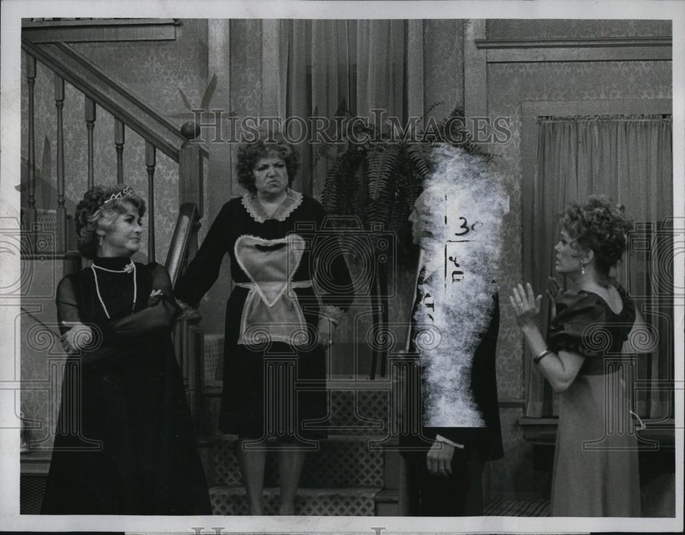 1975 Press Photo Bea Arthur Actress Hermoine Baddeley Conrad Bain Rue McClanahan - Historic Images