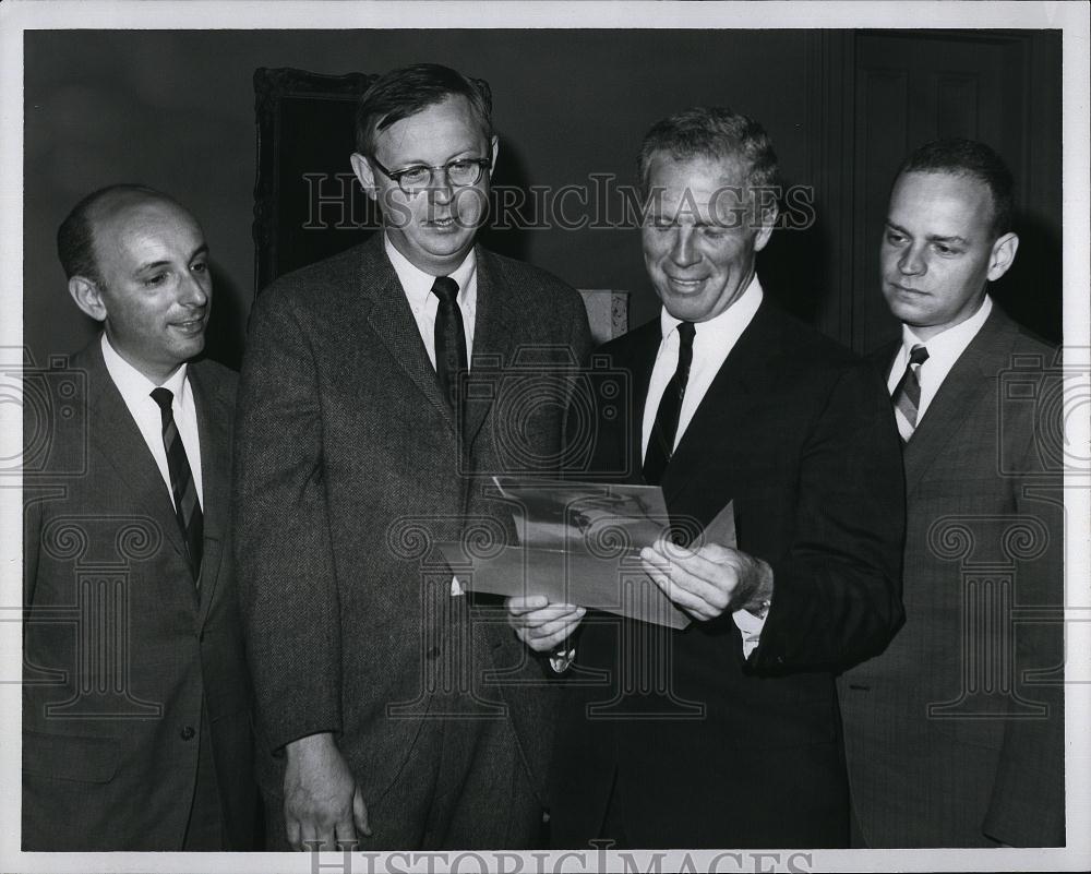 1968 Press Photo Dir of Kennedy Center Joseph Vilimas Jr & Dr Alvin Simmons - Historic Images