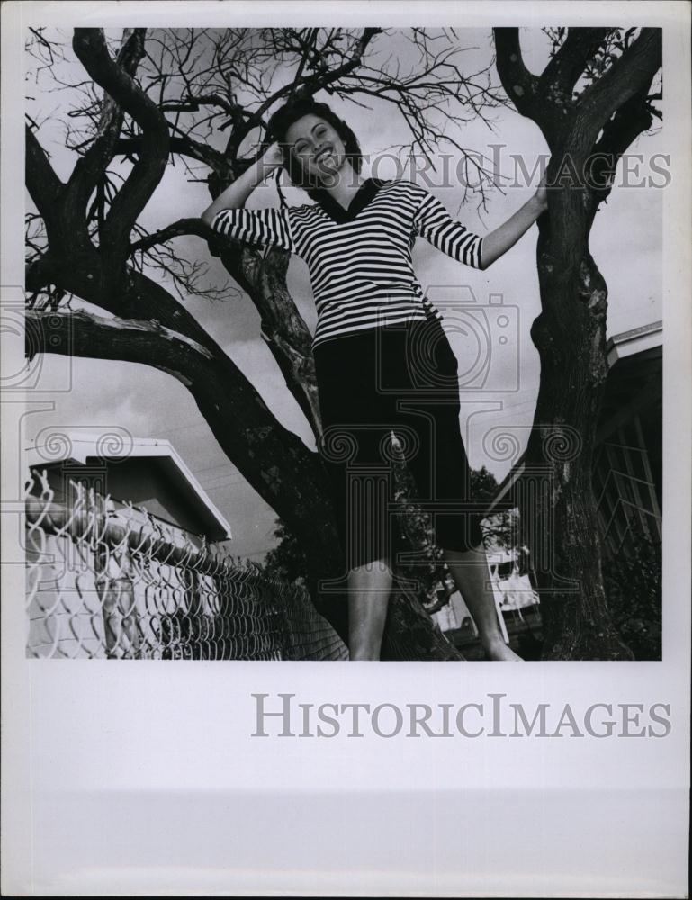 Press Photo Annette Baker, Beauty Queen at in the Tree - RSL92229 - Historic Images