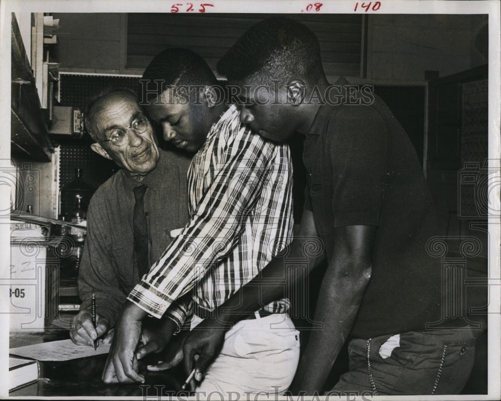 1966 Press Photo Dr Joseph Kramer, Vista worker &amp; N Thompson,L Robinson - Historic Images