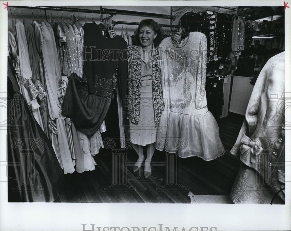 1988 Press Photo Nancy Botne displays clothing from her stor - RSL87271 - Historic Images