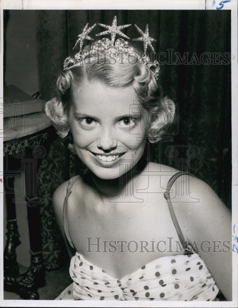 1955 Press Photo Neila Chapman crowned Illinois Festival queen - RSL62237 - Historic Images