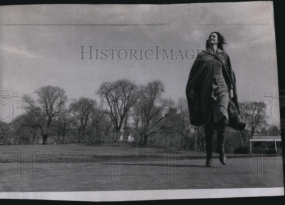 1971 Press Photo Ursula Maschrmeyer in a garden in Germany - RSL89319 - Historic Images