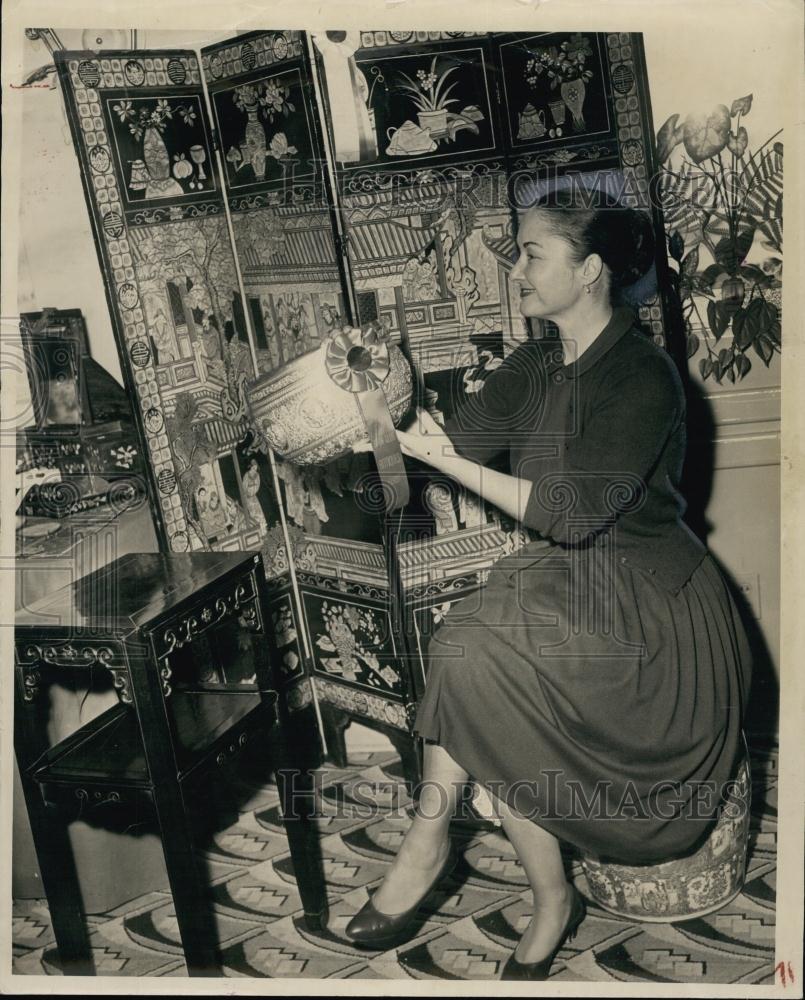 1959 Press Photo Mrs Waldron sitting in front of an antique chinese screen - Historic Images