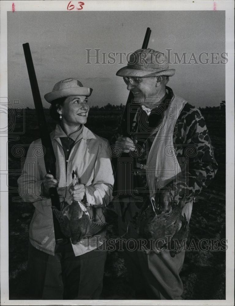 Press Photo Mr and Mrs Benton Powell on shooting &amp; hunting - RSL92015 - Historic Images