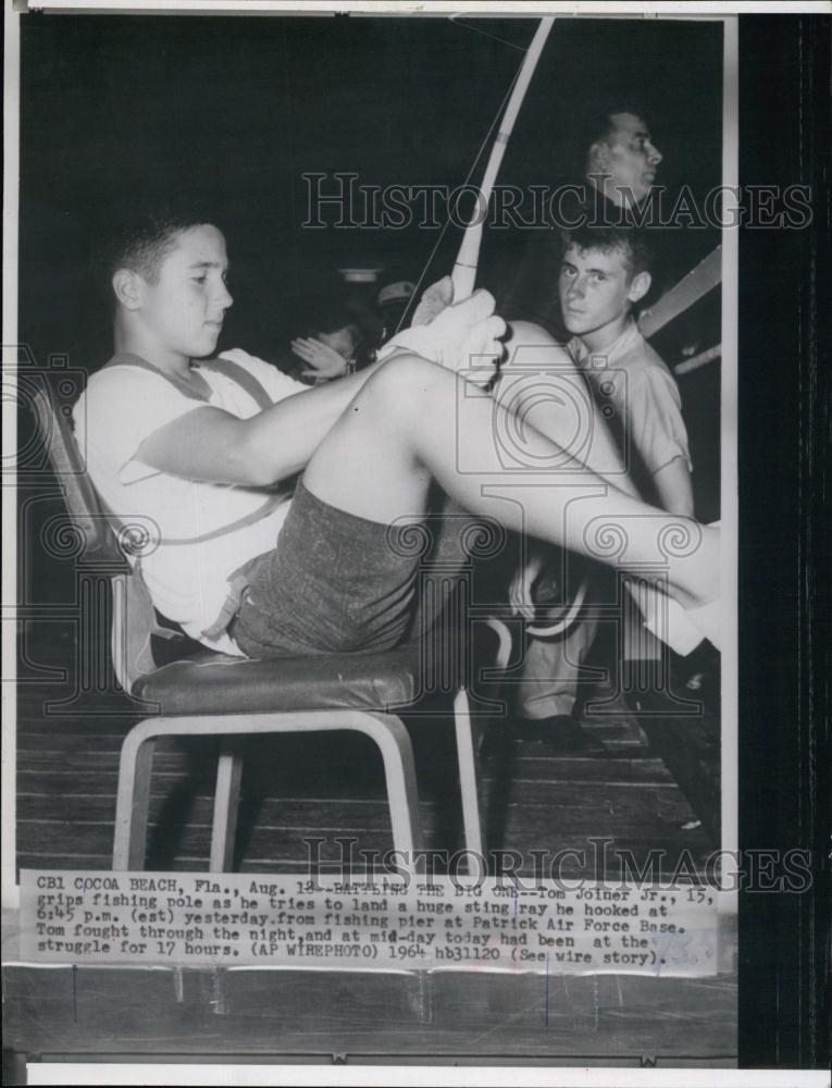 1964 Press Photo Tom Joiner Battles A Sting Ray Through The Night - RSL60827 - Historic Images