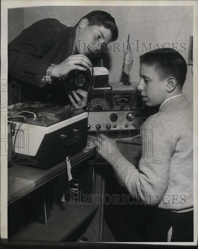 1959 Press Photo David Maltz &amp; Malcolm Morrison Using Tap Recorder - RSL43581 - Historic Images