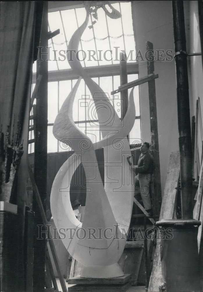 1956 Press Photo Sculptor Louis Leyque Working On Piece Le Phenix The Phoenix - Historic Images