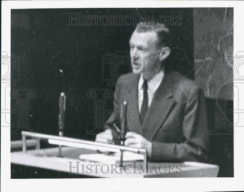 Press Photo Couve De Leurville Speaking Press Conference - Historic Images