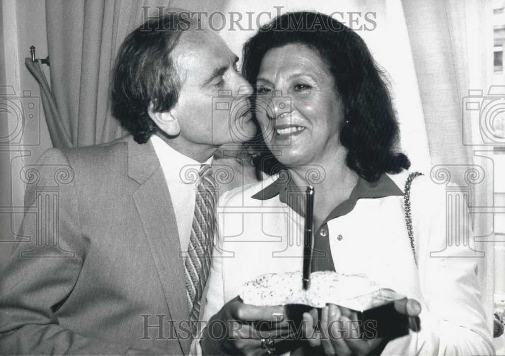 1981 Press Photo Chez Maxim Kissing Cheek Of Helen Embassy - Historic Images