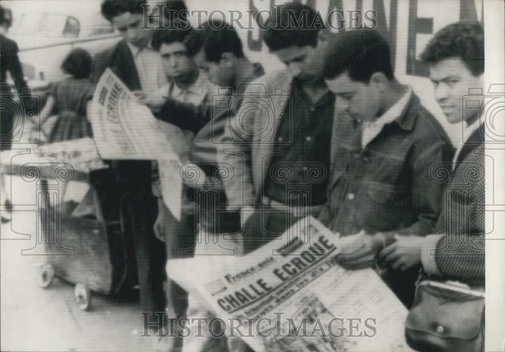 1961 Press Photo People Reading Imprisoned Challe Headline On Newspapers - Historic Images