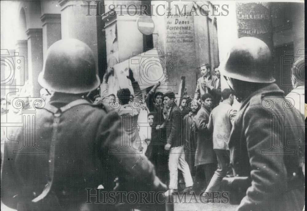 1960 Press Photo Soldiers Watching Protestors Of Algiers Events - Historic Images