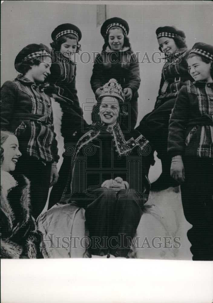 1946 Press Photo France Fair Beauty Contestants Winner Dionne - Historic Images