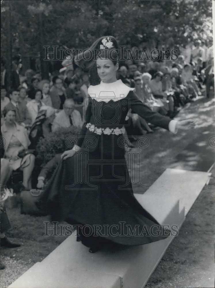 1968 Press Photo Runway Model Dark Blue Jersey Dress With Camelias Jewelry - Historic Images