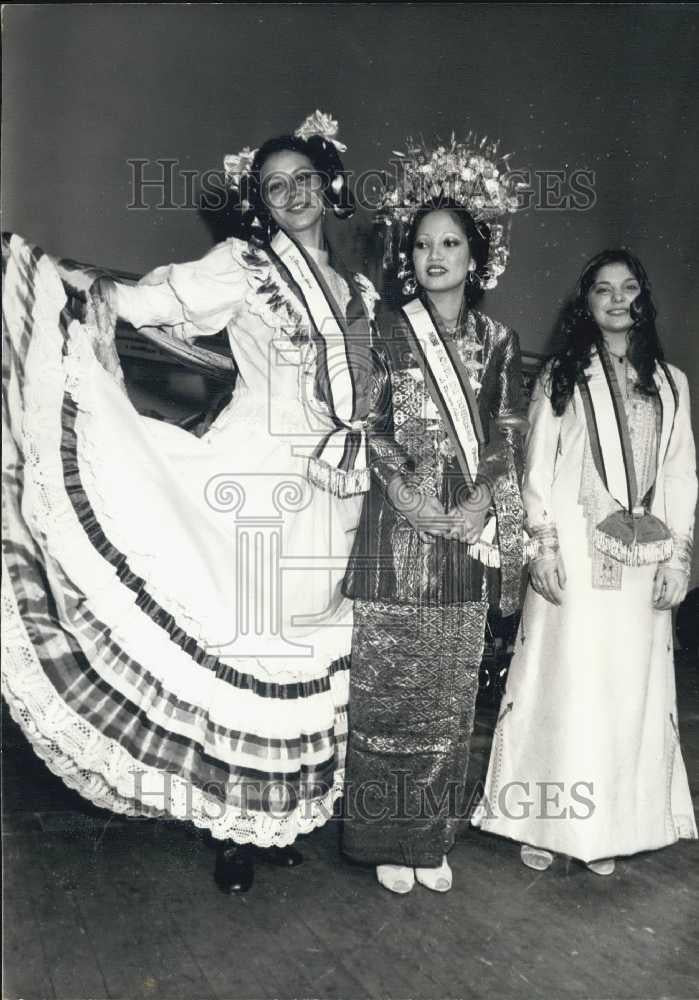 1980 Press Photo Miss Monde Du Tourisme Contestants Paris Palais Des Congres - Historic Images