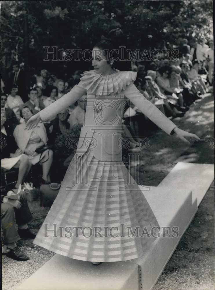 1968 Press Photo Runway Model Wearing New Style Jersey Dress By Jacques Esterel - Historic Images