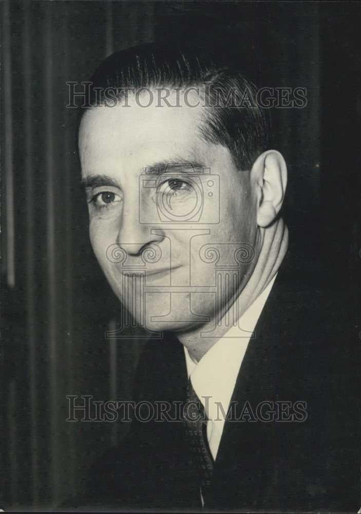 Press Photo Government member Cornut-Gentille At De Gaulle Airport - Historic Images