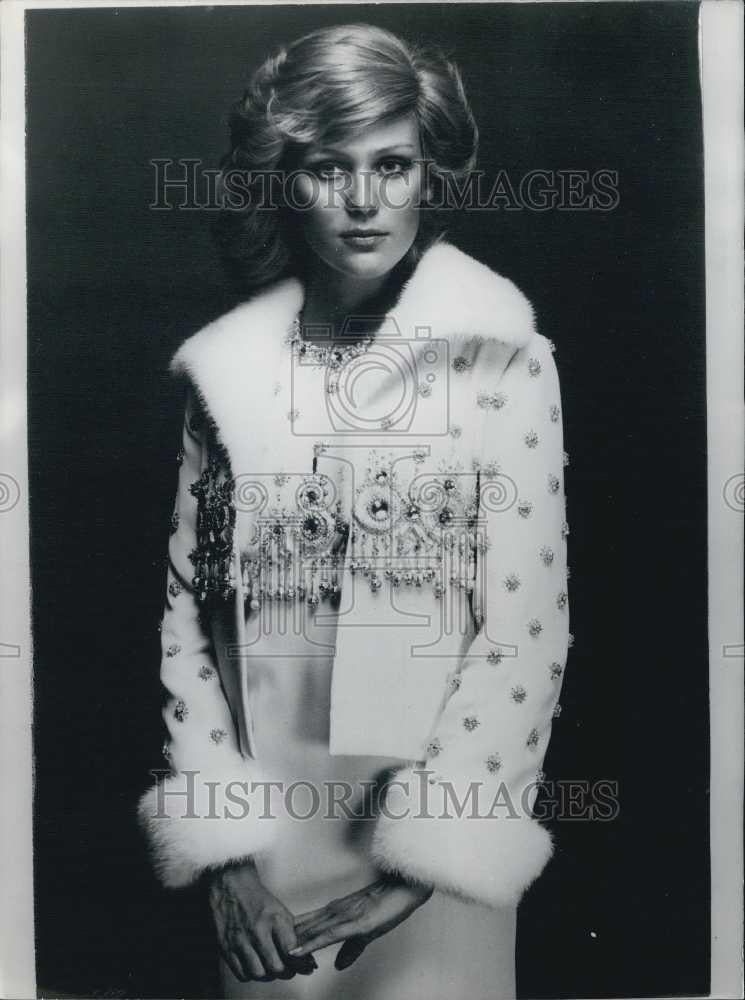 1970 Press Photo Woman Modeling Couturiers Coat Pierre Balmain - Historic Images