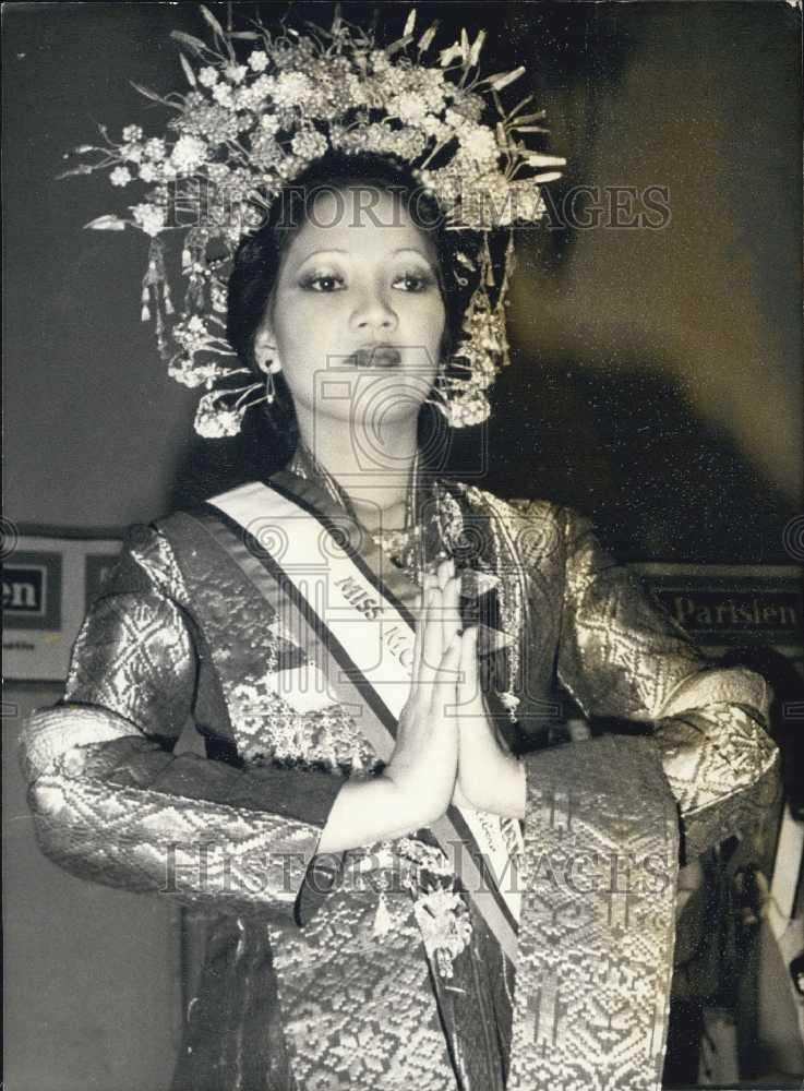 1980 Press Photo Miss Monde Du Tourisme In Palais Des Congres Paris - Historic Images