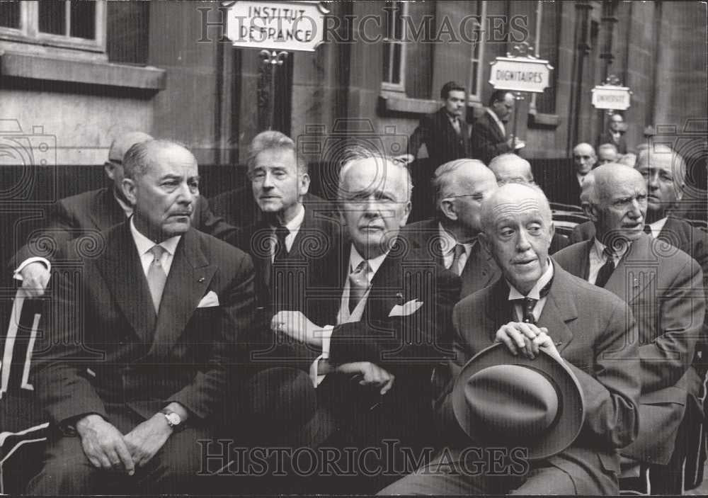 1958 Press Photo Prince Louis-Victor Attending Ceremony Institute Of France - Historic Images