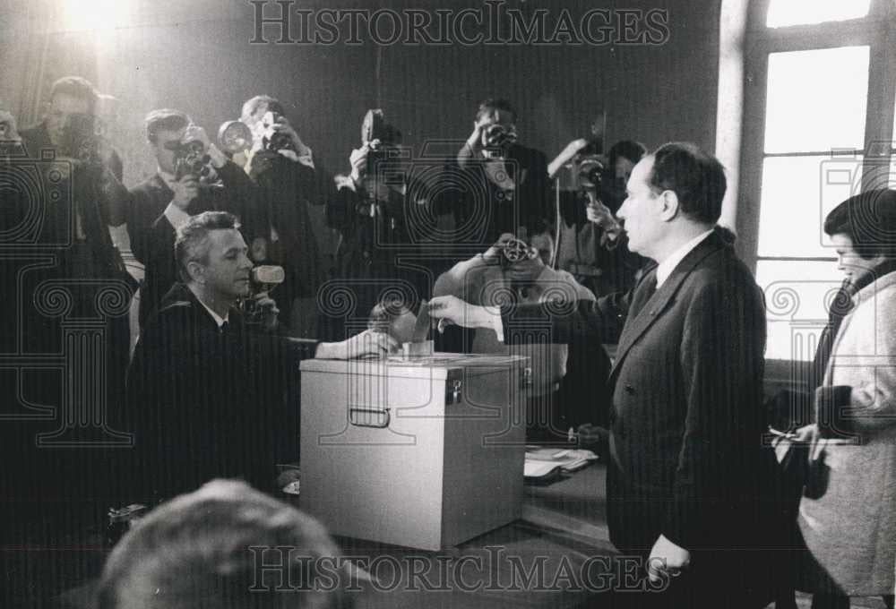 1965 Press Photo Presidential Candidate Francois Mitterand Casting Ballot - Historic Images