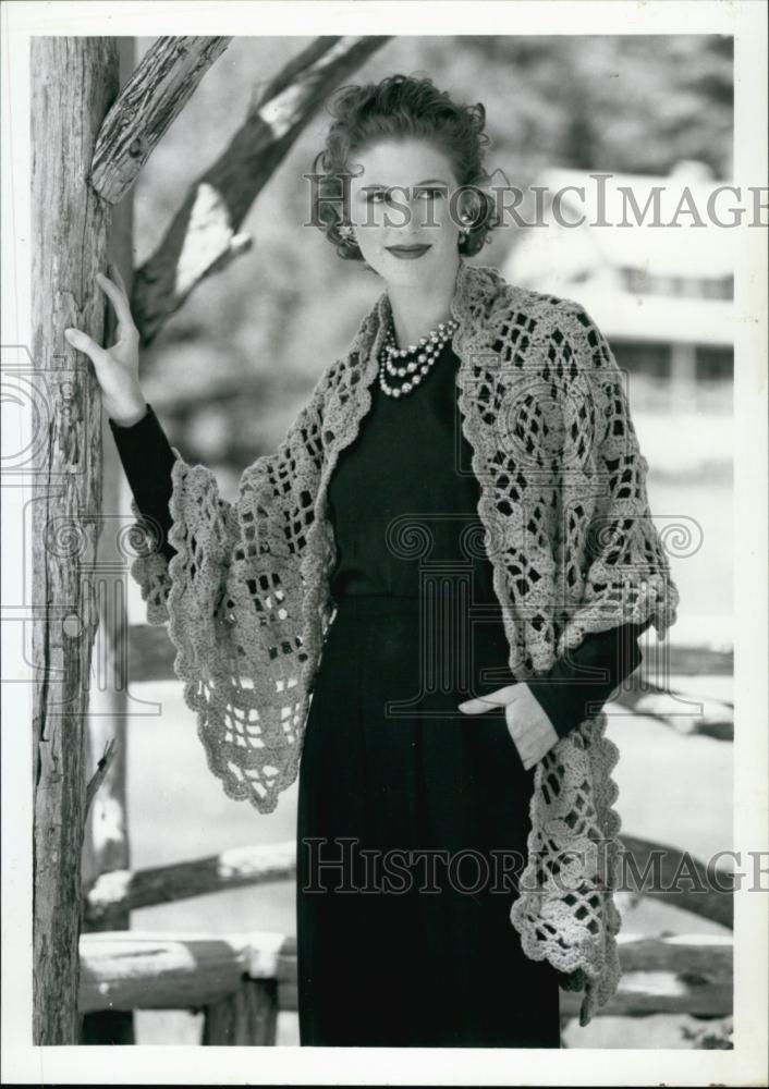 1995 Press Photo Woman modelling a Fall Shawl - RSL59743 - Historic Images