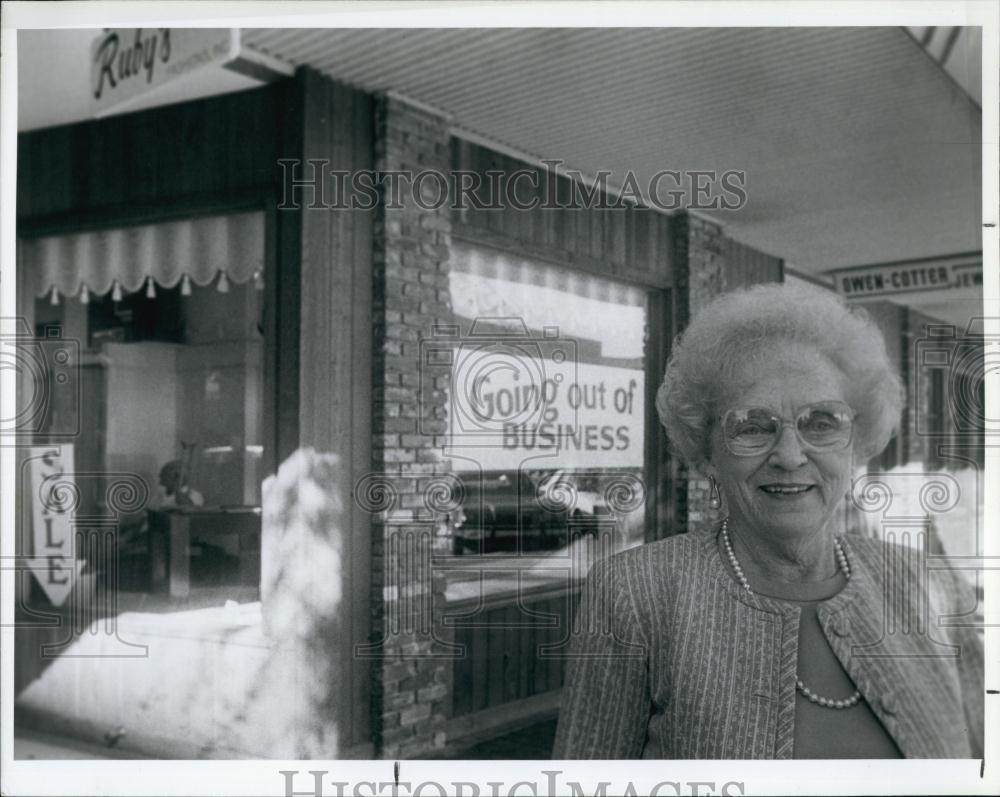 1988 Press Photo Ruby Osborn, Ruby&#39;s Fashions Inc in St Petersburg - RSL66885 - Historic Images