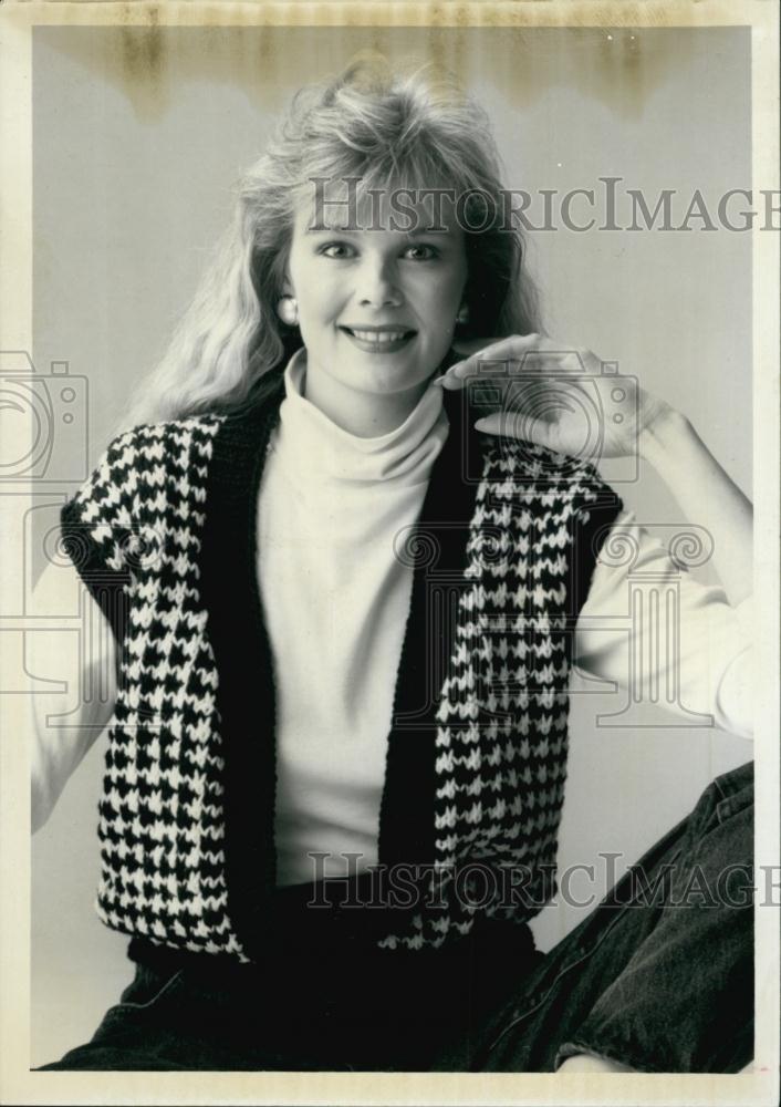 1988 Press Photo A Woman Poses In Knitted Vest In A Classic Houndstooth Pattern - Historic Images