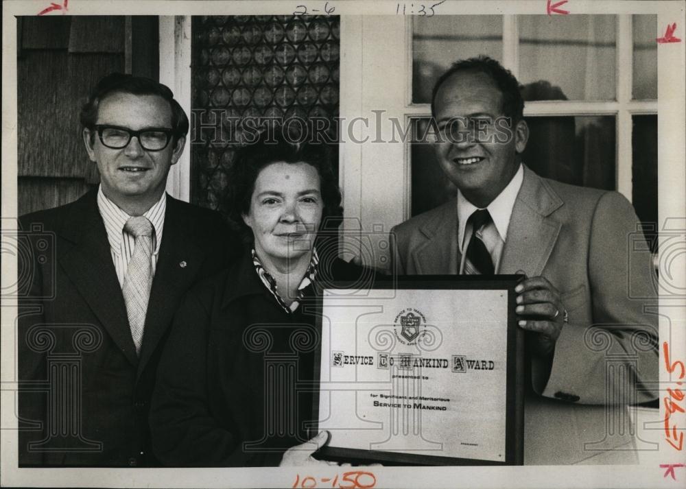 1975 Press Photo MrsWilkin received a Service Award by Bob Ossian - RSL98215 - Historic Images