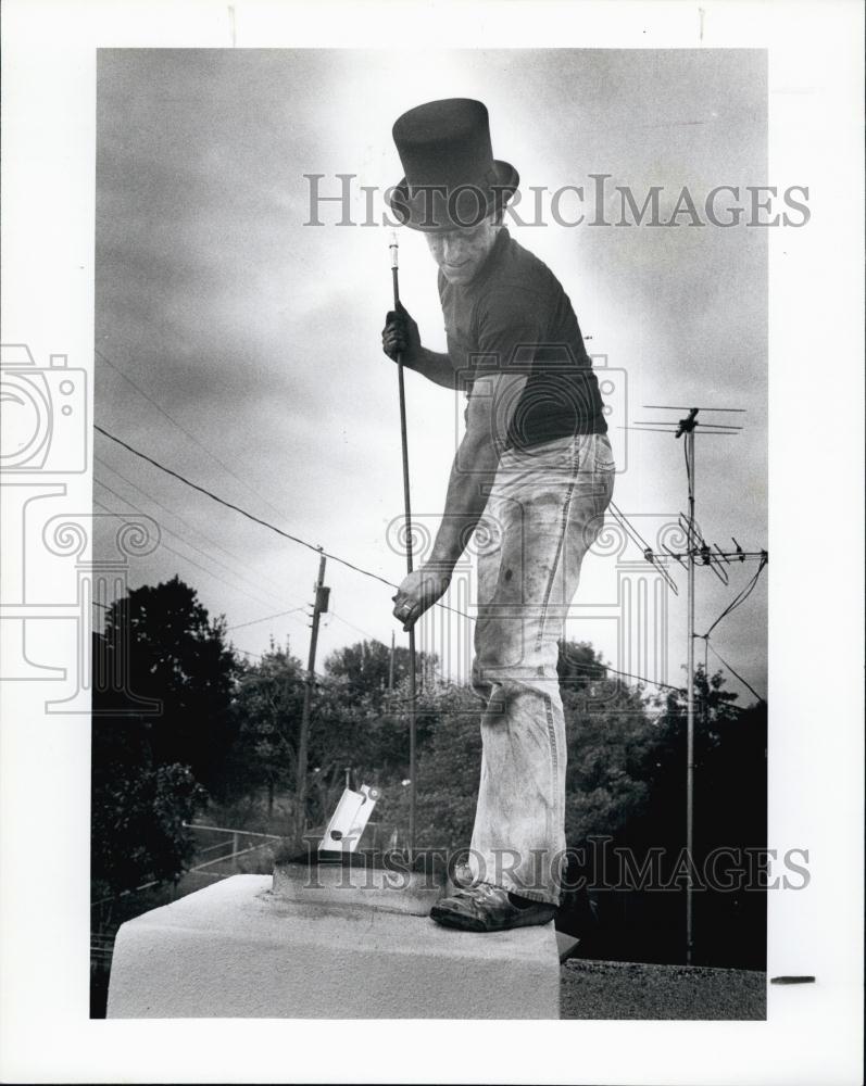 1983 Press Photo Chimney Sweep Lee Rogers Cleans Chimney In Palm Harbor, FL - Historic Images