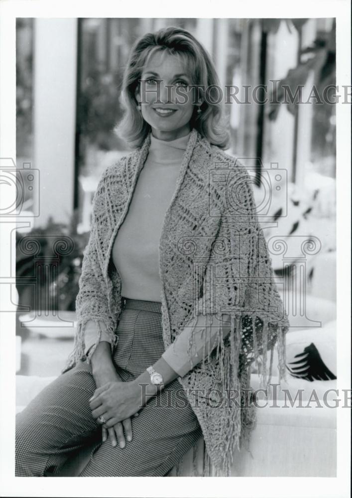 1995 Press Photo Fashion Designer Winter Shawl - RSL59523 - Historic Images