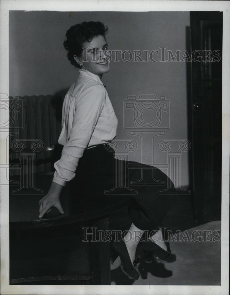 1954 Press Photo Miss Gerda Donath, messenger at the Press Center in East Berlin - Historic Images