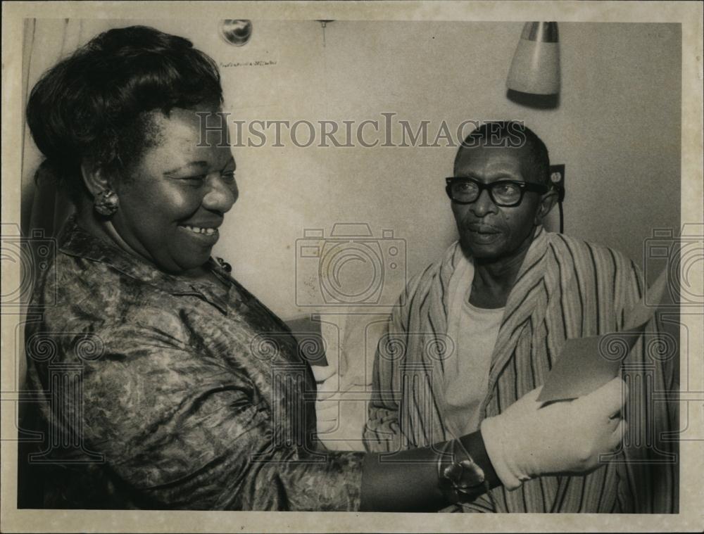 1967 Press Photo Mrs Mollie Miller, M C Fountain - RSL98715 - Historic Images