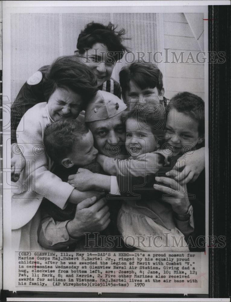 1970 Press Photo Marine Corps Maj Hubert Bartel Jr Family Legion Merit Award - Historic Images