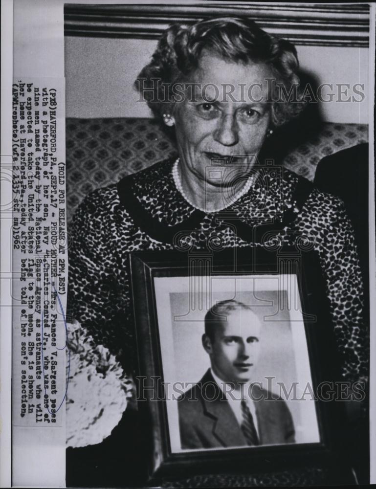 1962 Press Photo Mrs Frances V Sargent Photo of Son Navy lt Charles Conrad Jr - Historic Images