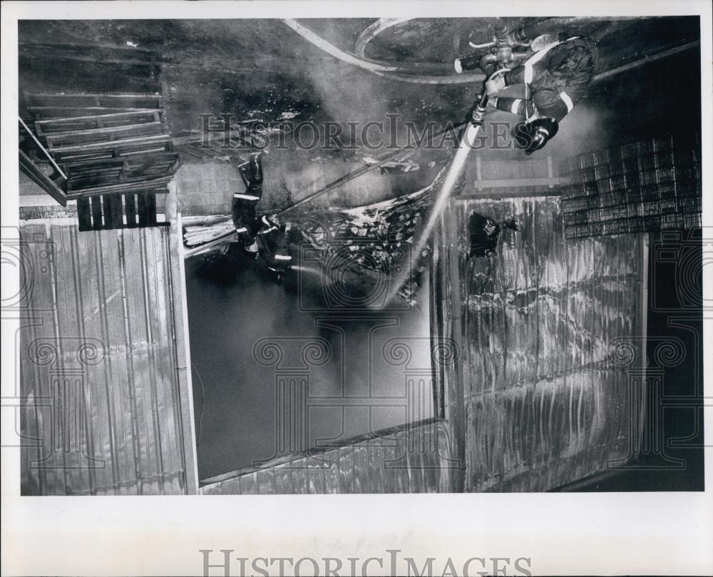 1986 Press Photo Hood Dairy warehouse fire in St Pete&#39;s , Florida - RSL68923 - Historic Images