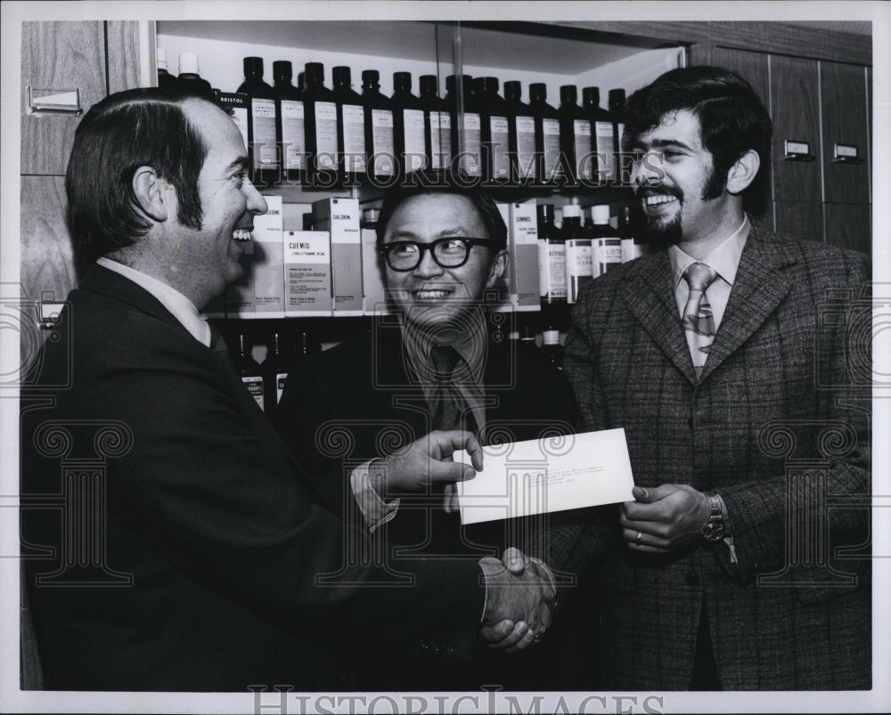 1974 Press Photo MSD PharmaComp present Education Program to Northeastern Univ - Historic Images