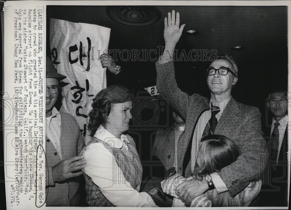 1974 Press Photo Rev George Ogle &amp; niece Shanna as he arrives from Korea - Historic Images