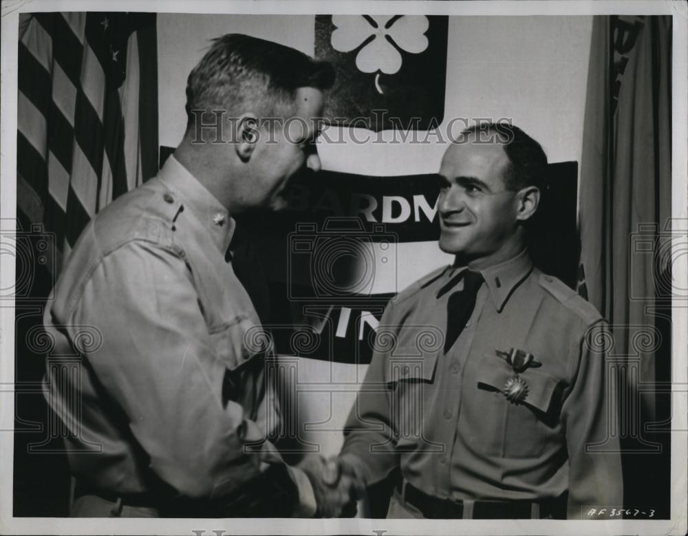1953 Press Photo First Lt Patrick J Mango Lt Col William K Brooks Air Medal - Historic Images