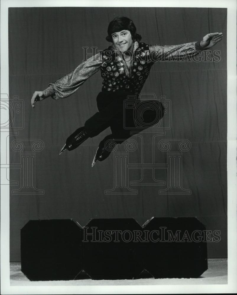 1974 Press Photo David Comb Ice Follies Daredevil Acrobat Speed Skater - Historic Images