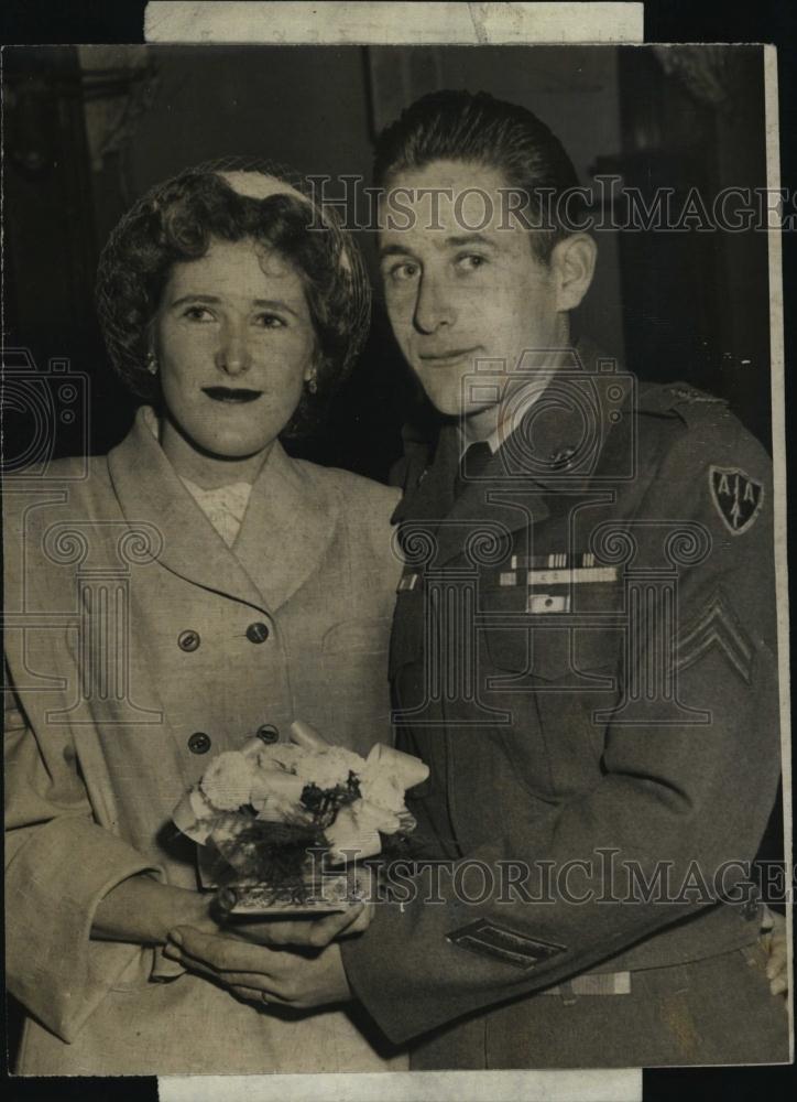 1953 Press Photo WWII POW Cpl and Mrs John Powell on wedding day - RSL45193 - Historic Images