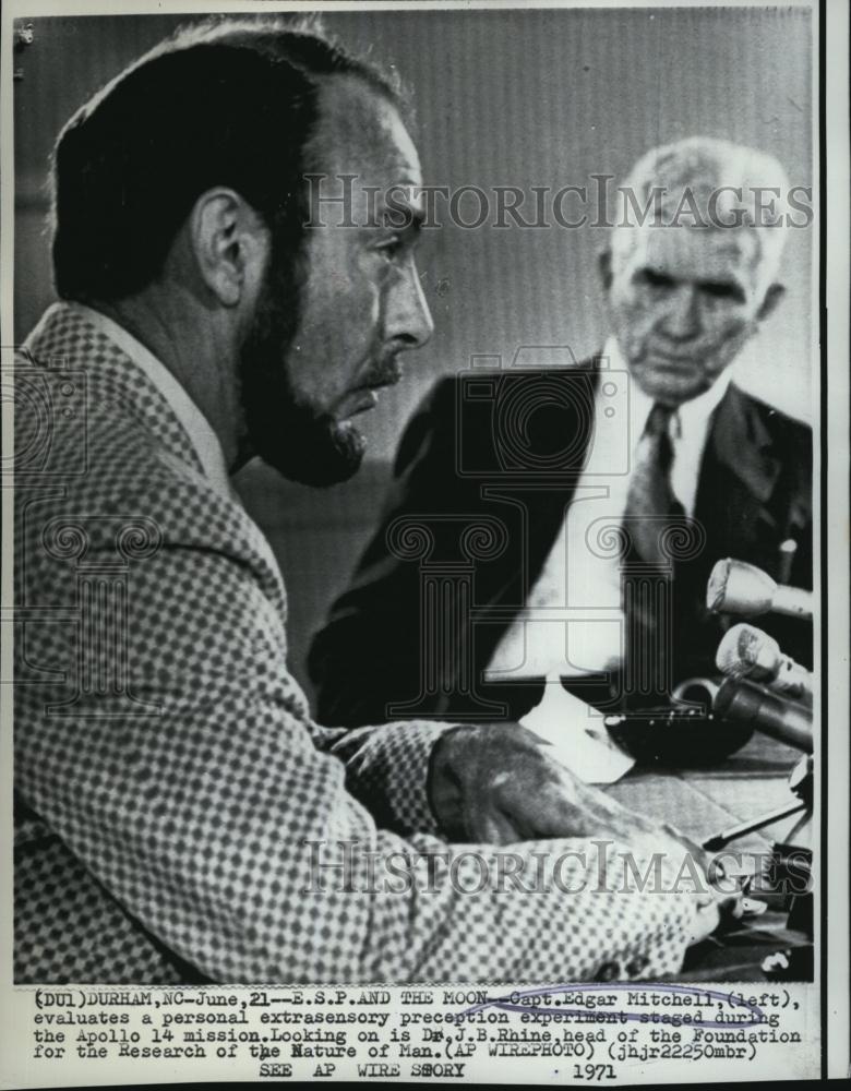 1971 Press Photo Edgar Mitchell, Apollo 14 Astronaut, Dr JB Rhine - RSL82977 - Historic Images