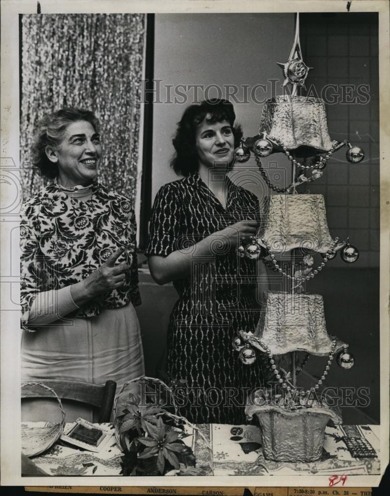 1962 Press Photo a display at Mrs Santa Claus&#39; Christmas Clinic - RSL94275 - Historic Images