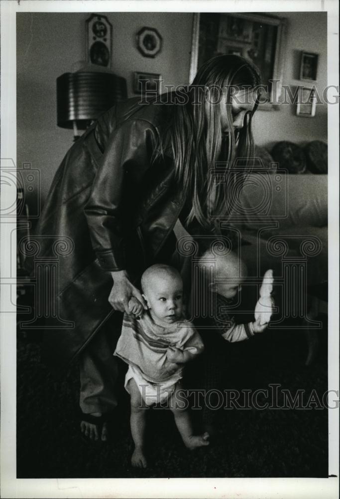 1979 Press Photo Babysitter Debra Reed saved two baby boys from fire - Historic Images