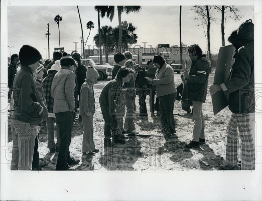 1978 Press Photo Jaycees Tom Osborn, Bob Krulish, Sam Costa present gun safety - Historic Images